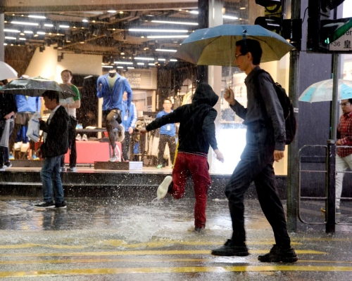 天文台發出雷暴警告。