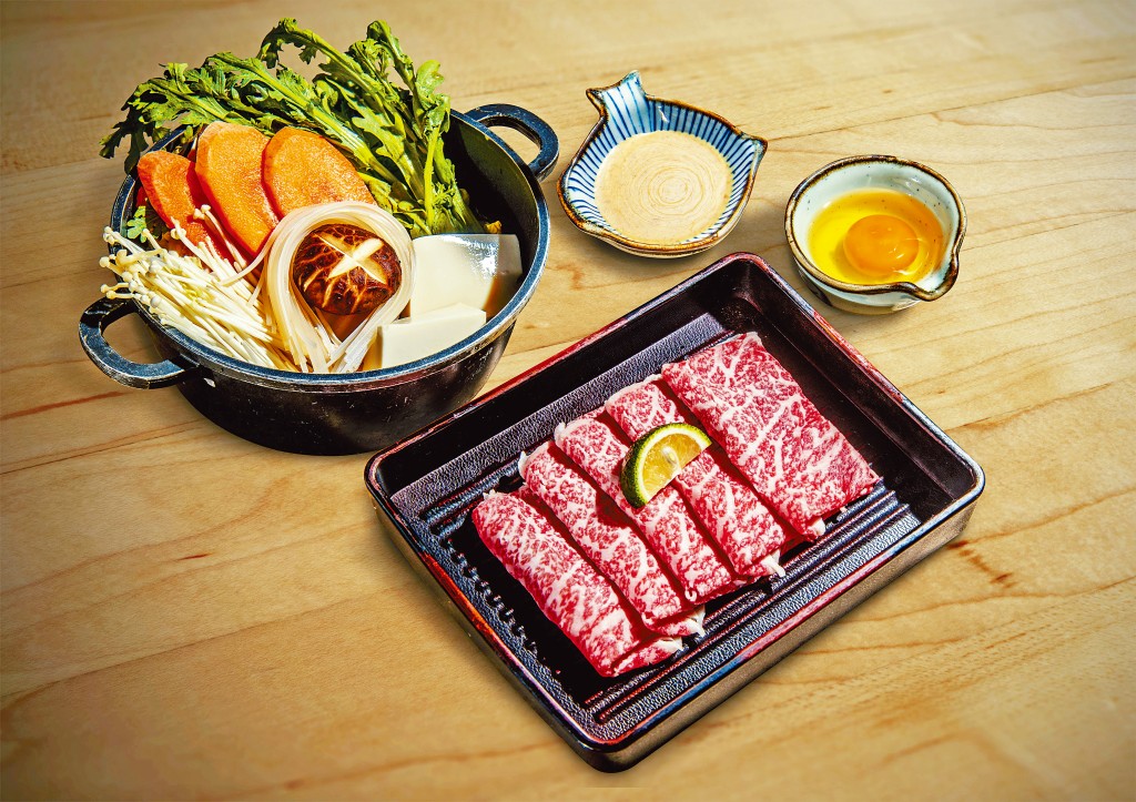 和牛入口即化，牛肉味香而濃郁，吃時沾蛋汁或金胡麻醬，味道各有千秋。