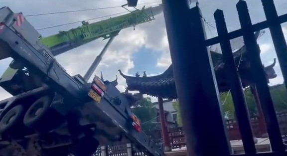 吊臂車失去平衡而翻倒。抖音@零下八十四度半 吊臂車失去平衡而翻倒。抖音@零下八十四度半