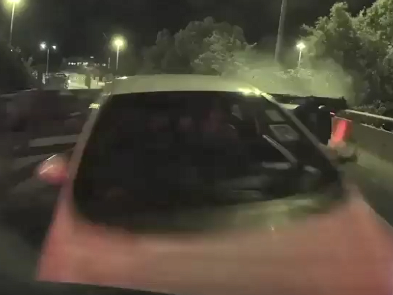 拖架打橫掃向兩車。網上片段