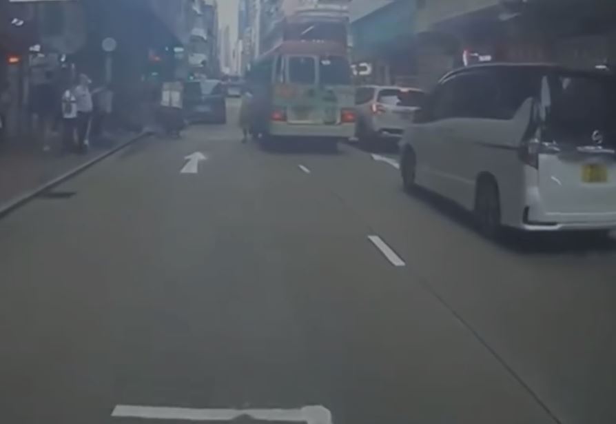 一名男乘客首先落车。fb车cam L（香港群组）影片截图