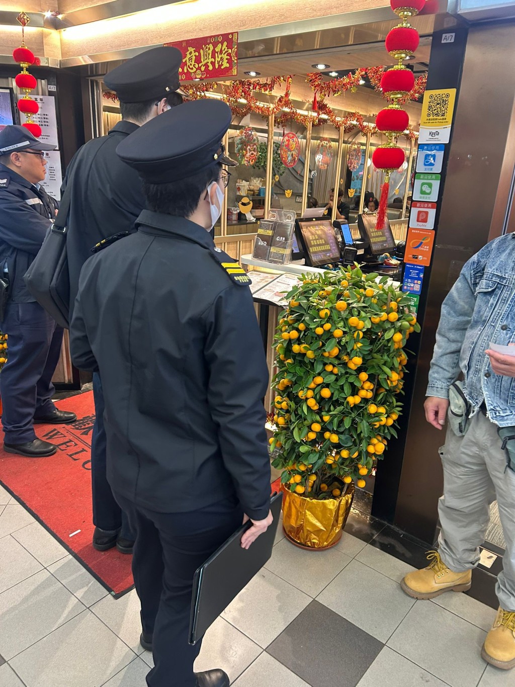 食環署人員根據《食物業規例》巡查相關食肆衞生。 食環署人員根據《食物業規例》巡查相關食肆衞生。