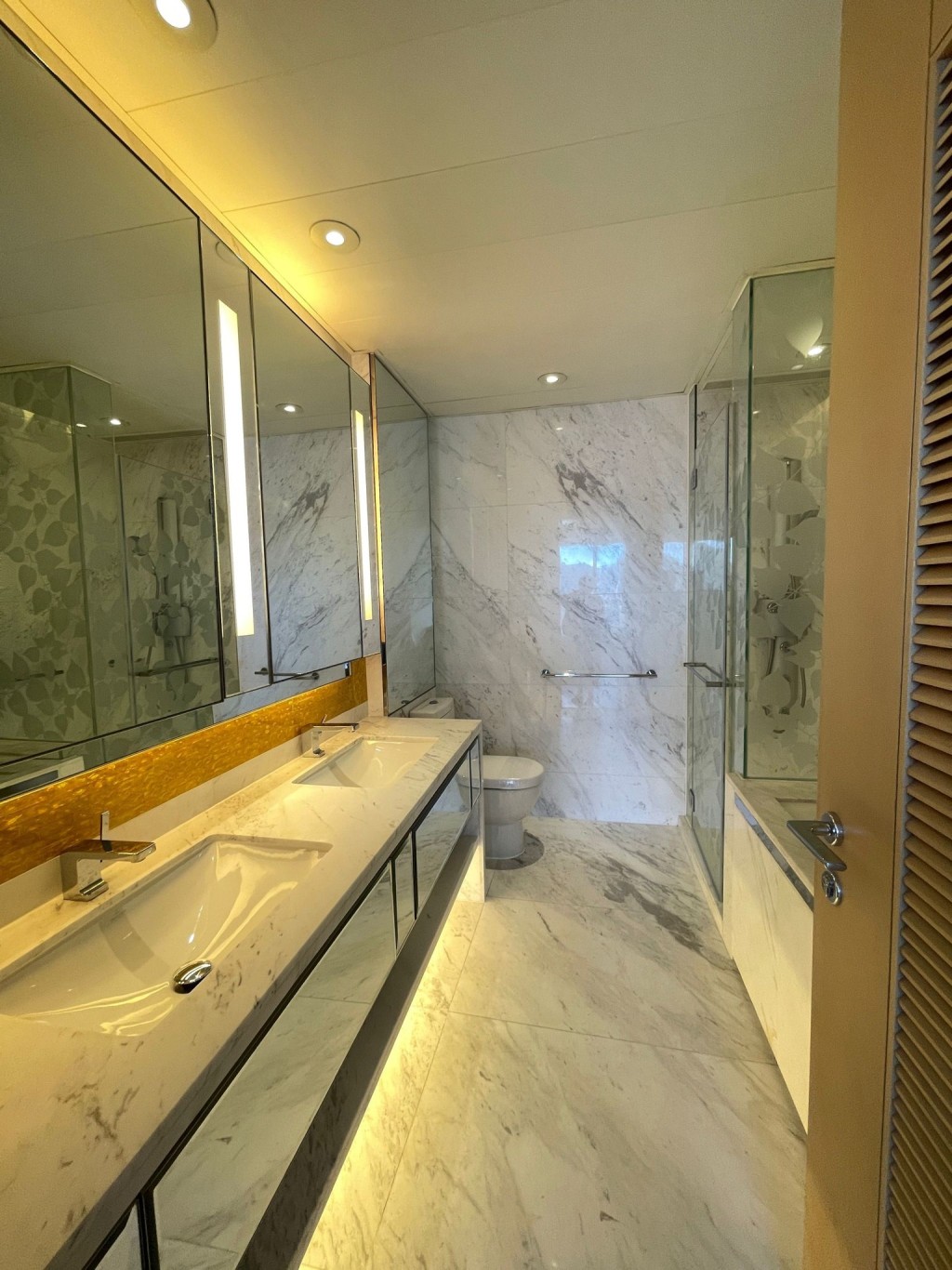 浴室空間寬敞，設有雙洗手台，方便住戶同時使用。