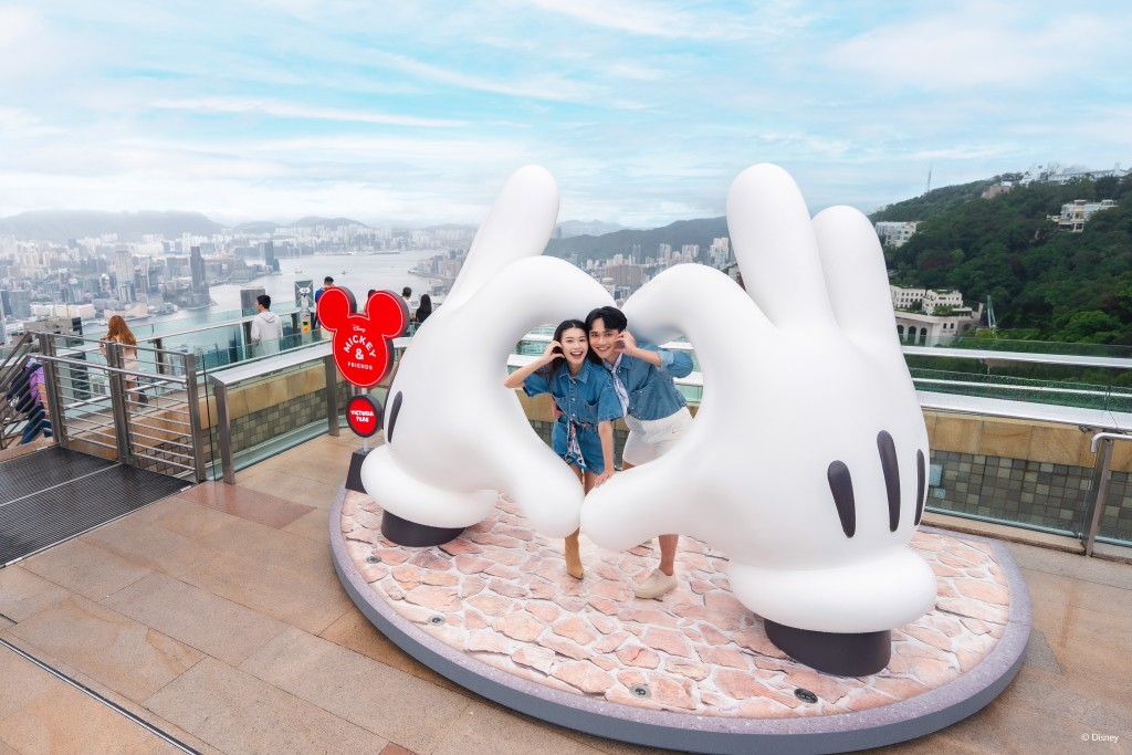 米奇《愛心觀景台》:在全港最高的觀景台上,有米奇「心心手」,黃昏拍照最美。(圖片來源:山頂纜車) 米奇《愛心觀景台》:在全港最高的觀景台上,有米奇「心心手」,黃昏拍照最美。(圖片來源:山頂纜車)
