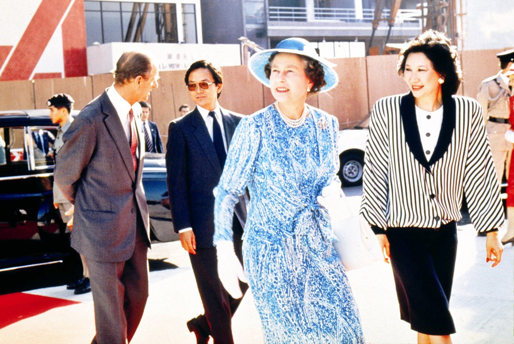 英女皇生前爱戴头巾缘于礼仪。资料图片