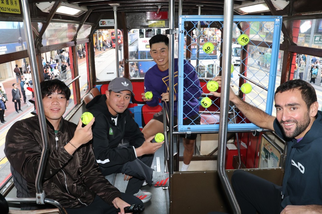 这辆电车以中银香港网赛作为车内装饰。徐嘉华摄