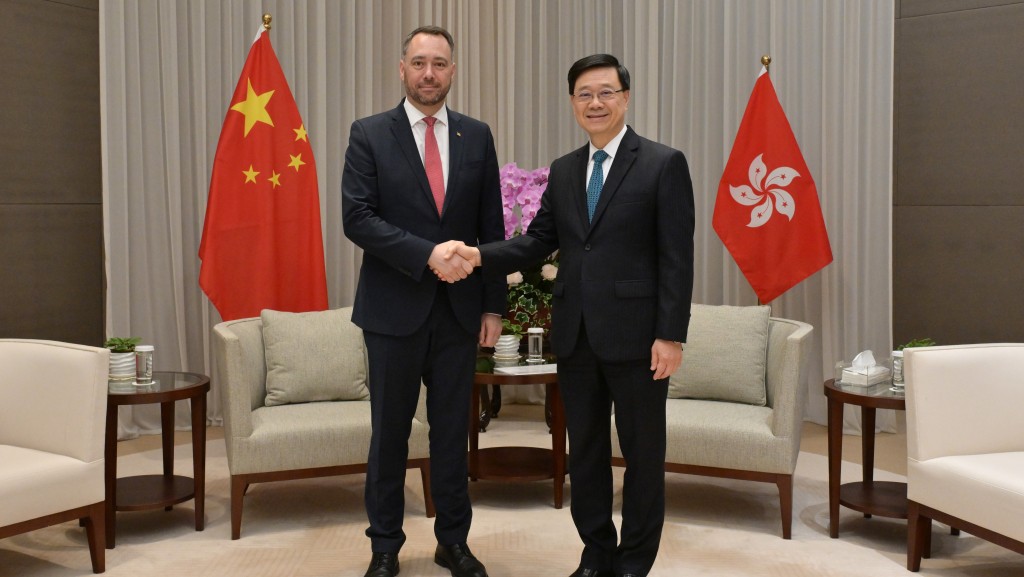 行政長官李家超（右）與比利時副首相兼外交大臣普雷沃（左）會面。