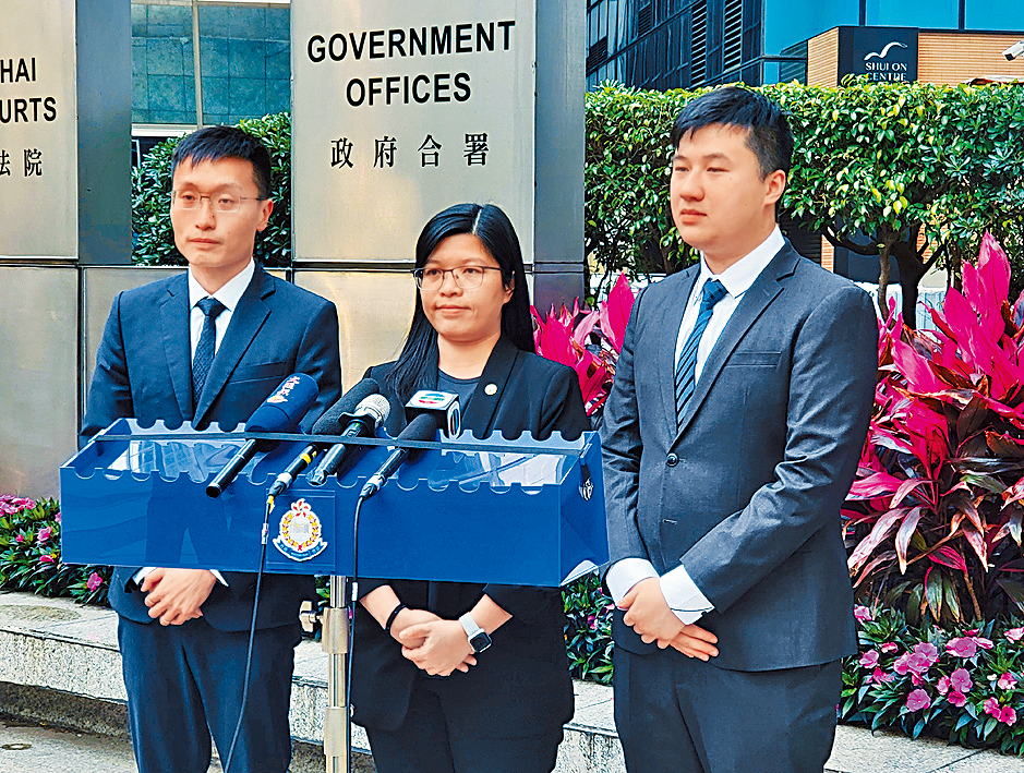 兩名男子因借出戶口供騙黨洗黑錢判監,警方在法院外提醒巿民「銀行戶口唔租、唔借、唔賣」。