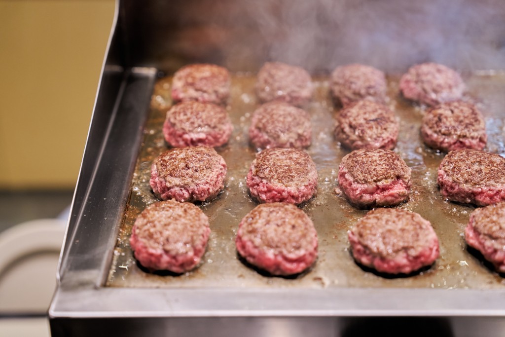 「肉肉大米」则选用铁板加食用油煎制汉堡扒（图片来源：肉肉大米）