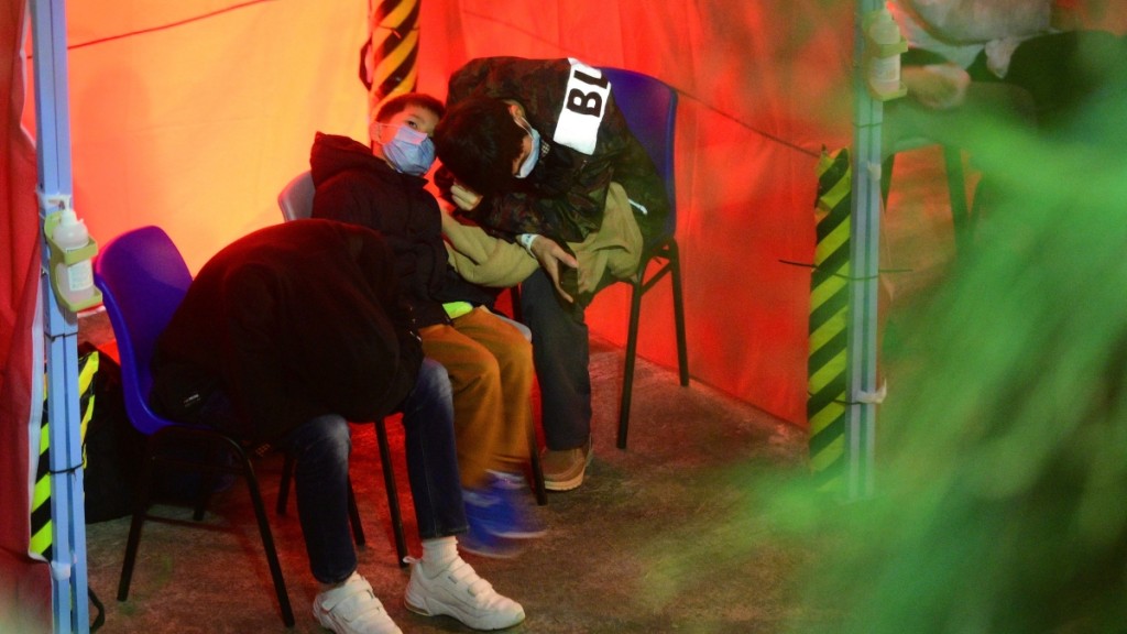 各區急症室嚴重超出負荷,醫管局呼籲病情輕微者可向私營機構求醫。資料圖片