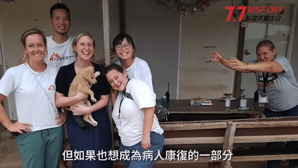  他体会最深的是家属对病人的支持，因为有些病人入院时，整条村的人也会来陪他，甚至在医院门外露天地方通宵等候消息。他回想起在公立医院工作时，每次手术后都未必有时间跟家人解说，后来无论工作多忙，也会主动联络病人家属解释病情，这可说是他加入无国界医生后的影响之一。（截图自：无国界医生影片）