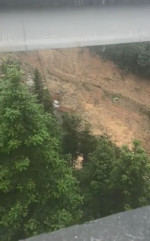 貴州發生高架橋垮塌事故，數十米下橋底發現有車輛。微博