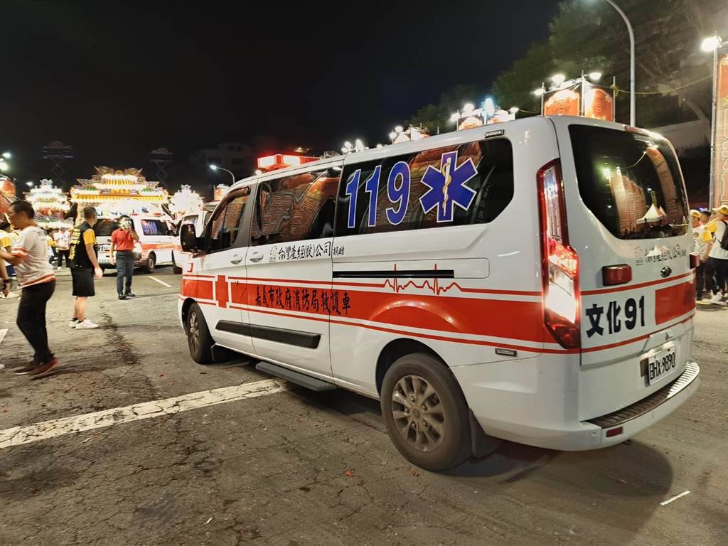消防局共出动10辆车救护车到场。中时