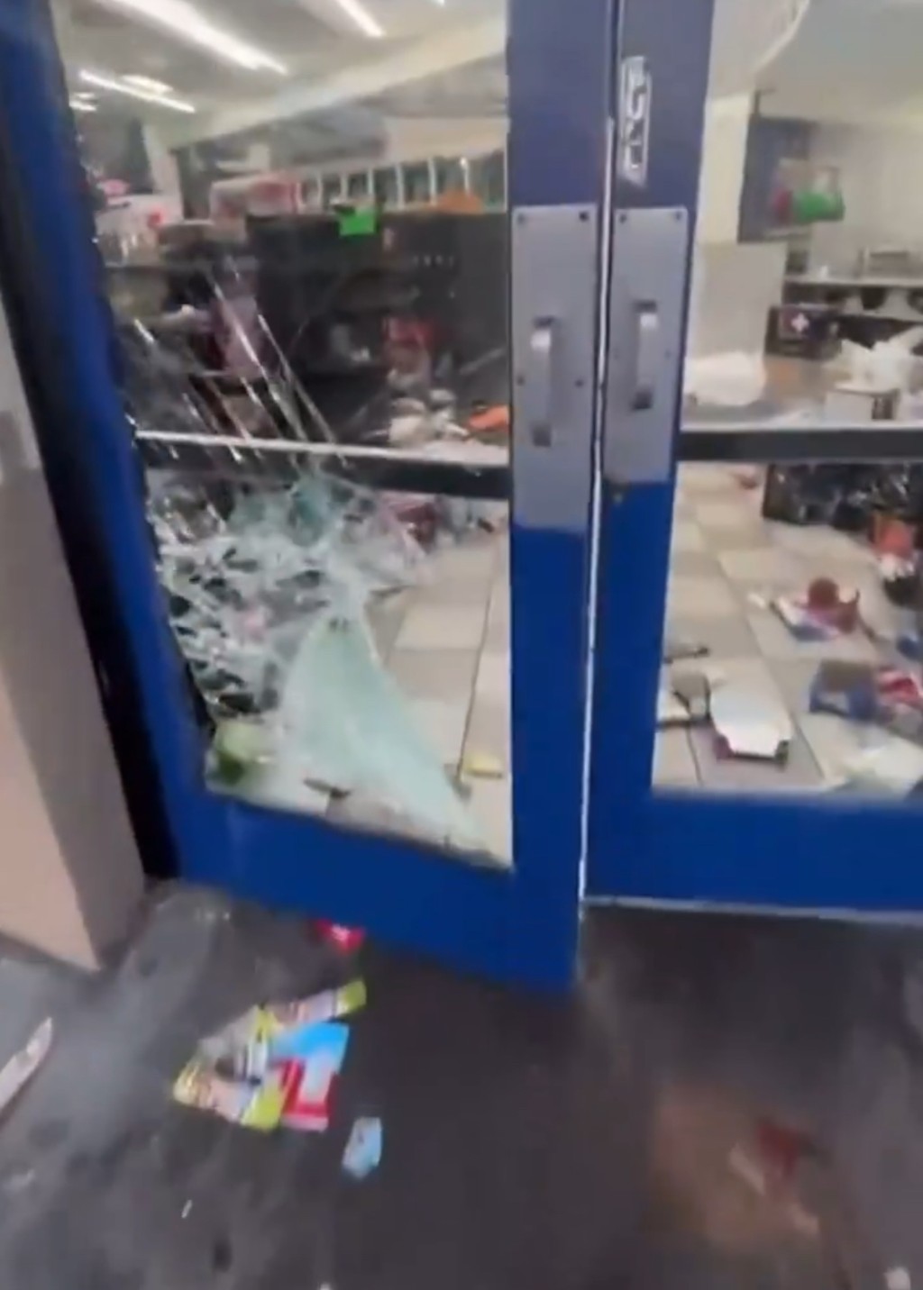 杂货店大门玻璃被撞烂。 X