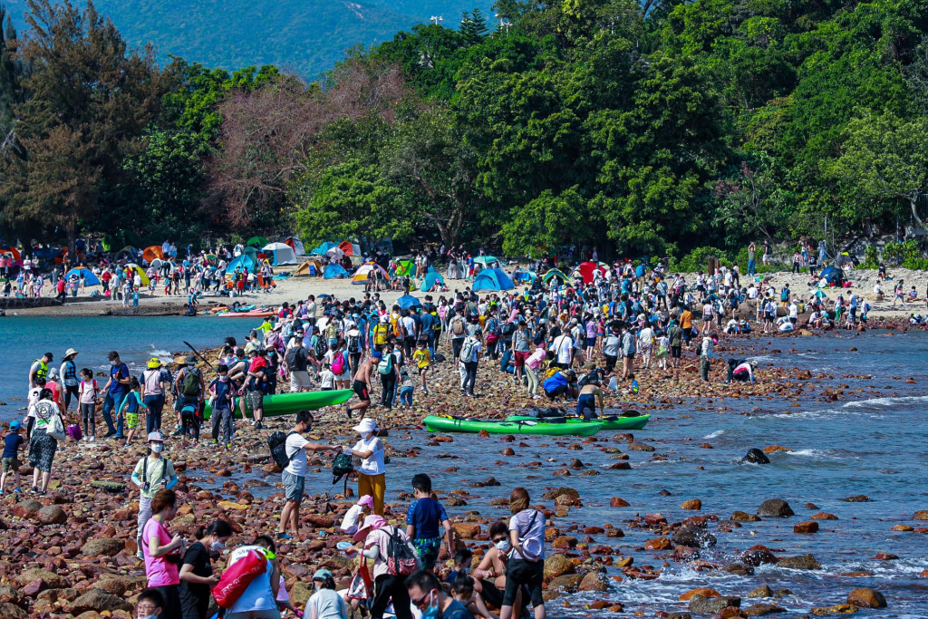 岸灘上有不少遊客就地紮營。香港行山新手交流區FB圖片