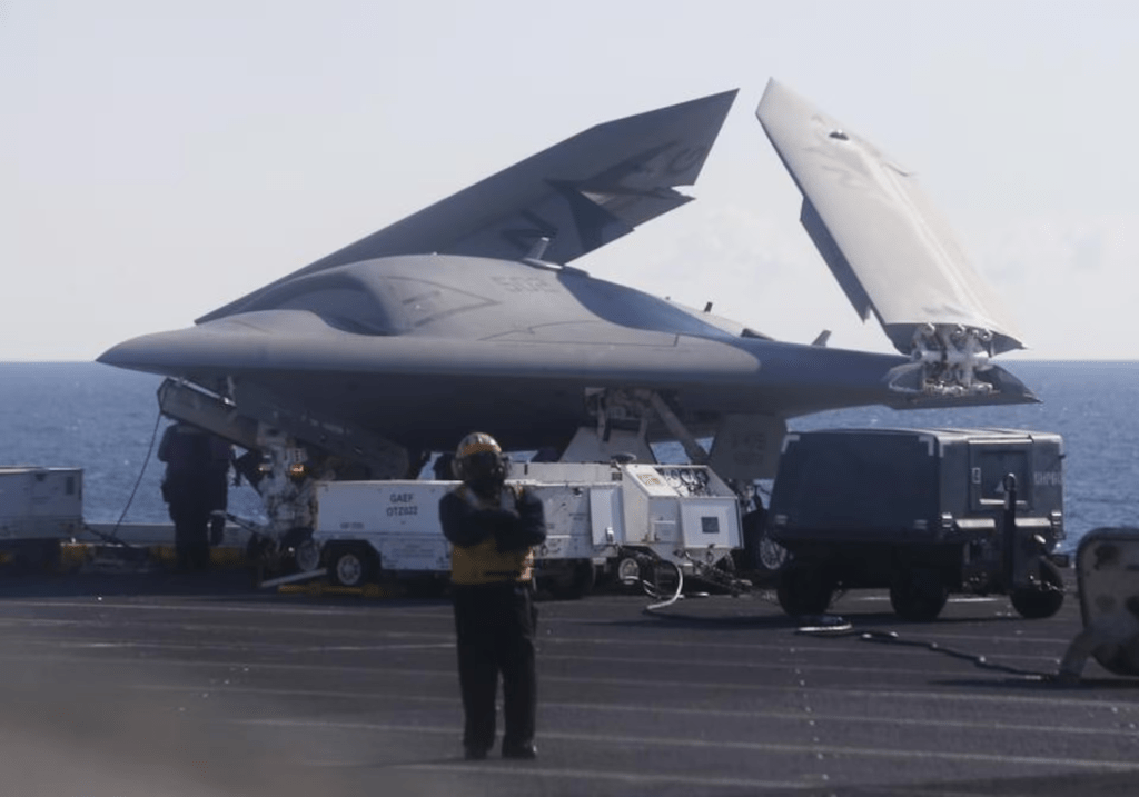 美国X-47B 无人战斗机在航空母舰上。 路透社