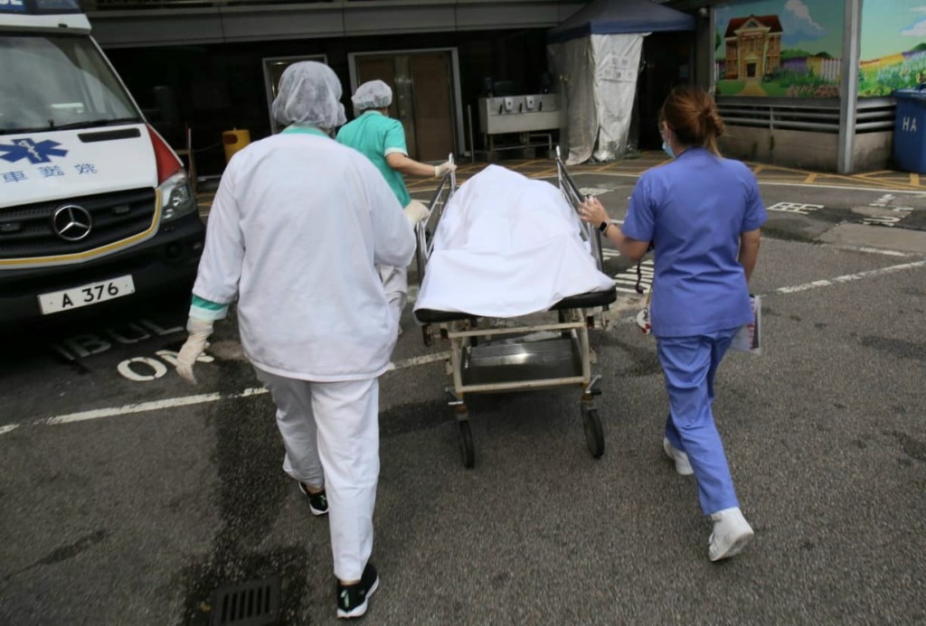 死者遺體舁送殮房。