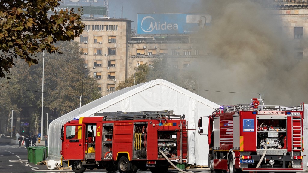 塞爾維亞議會外發生槍擊及縱火。 路透社 塞爾維亞議會外發生槍擊及縱火。 路透社
