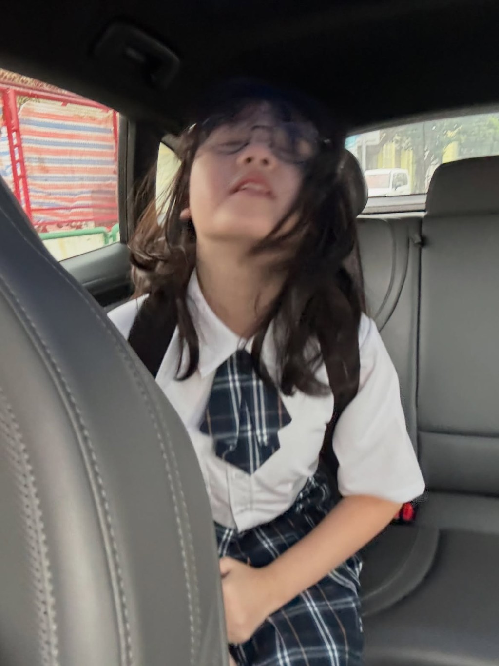 前Cookies成員何綺玲（Elaine）的11歲女兒睡眼惺忪。