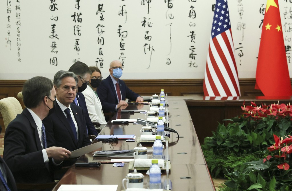 美国国务卿布林肯（左二）在中国北京钓鱼台国宾馆准备会见中国最高外交官王毅（未在照片中）。AP