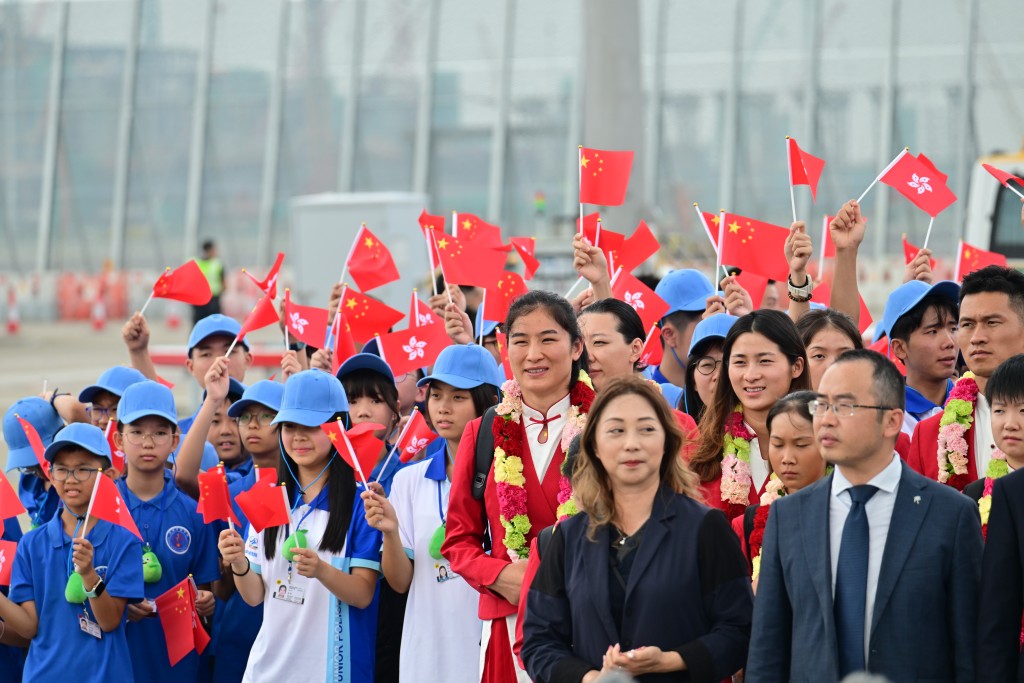 大批学生前来接机。陈极彰摄