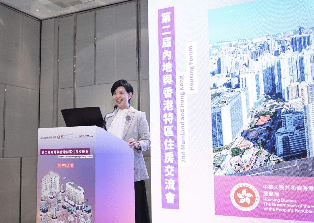 其中房屋局局長何永賢在會上分享了香港獨有的房屋階梯，並向與會者介紹房屋局在房屋建築科技、智慧屋邨管理及《簡樸房條例》推進等方面的工作。政府新聞處