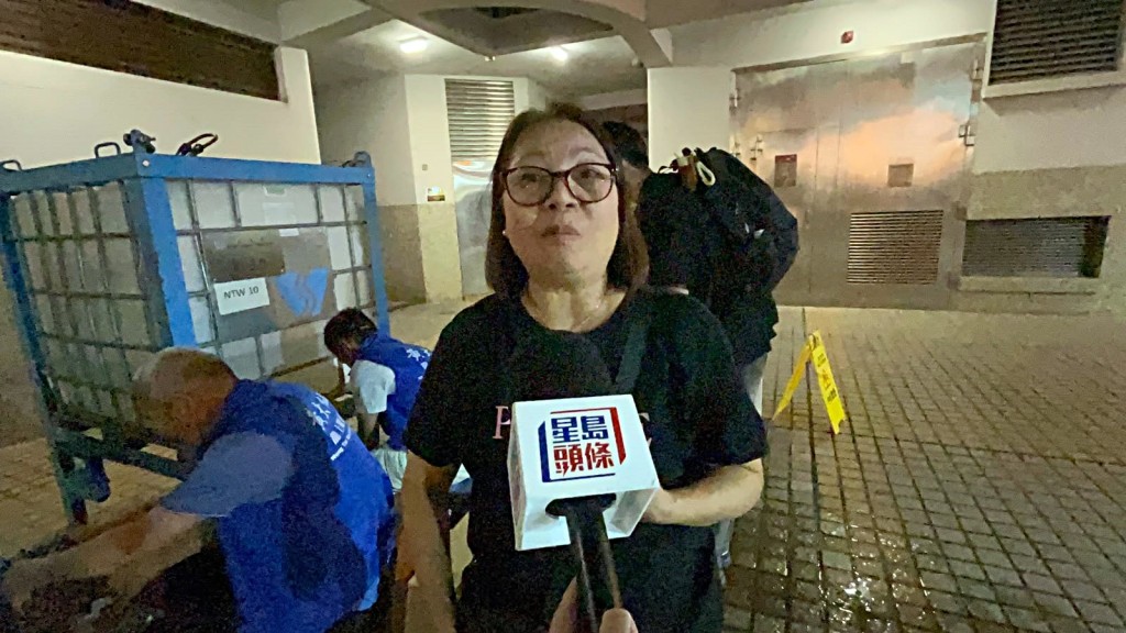陈女士指今晚外出用膳。曾志恒摄 陈女士指今晚外出用膳。曾志恒摄