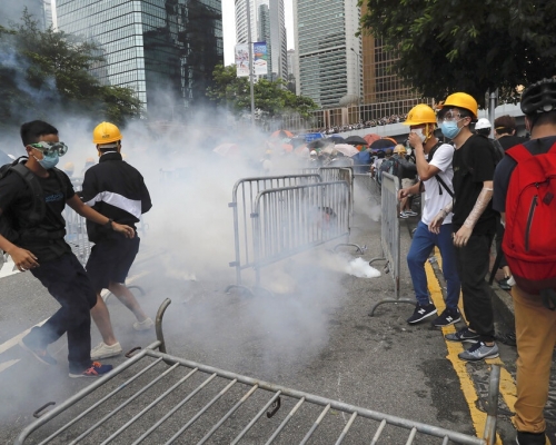 港澳辦說,中央政府強烈譴責有關暴力行徑,堅定支持警隊依法懲治。AP圖片