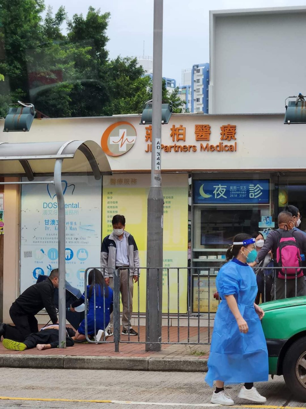 57岁的士司机昏迷路边，医务所人员闻讯冲出街外为事主急救。(真屯门友facebook图片)