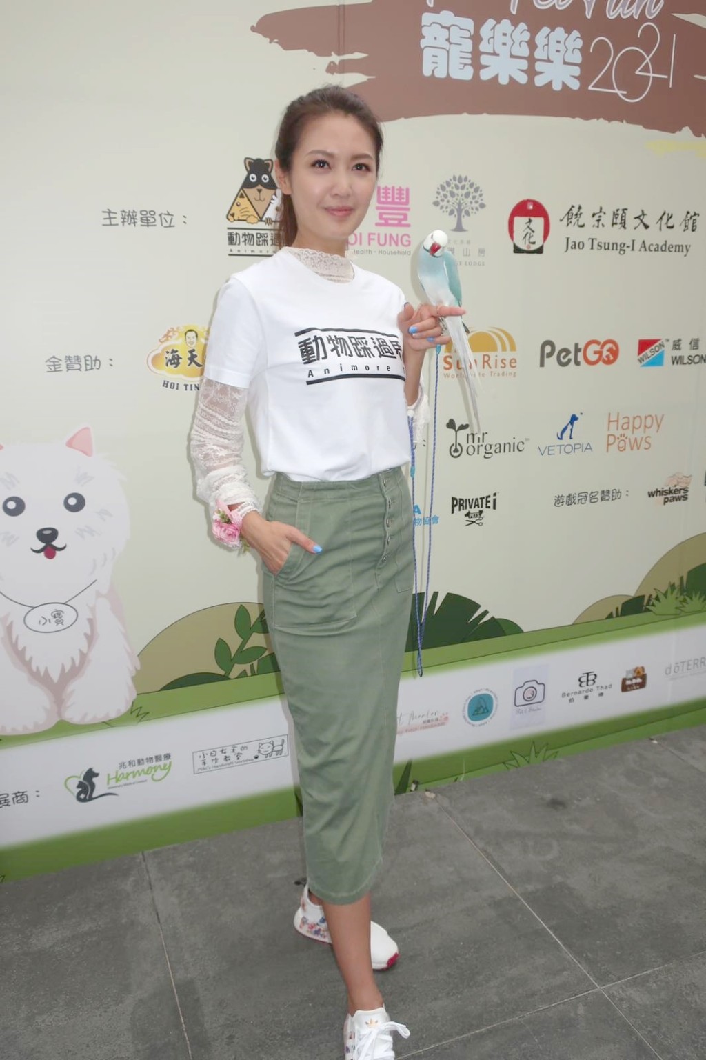 Toby帶同鸚鵡ShabuShabu出席活動。