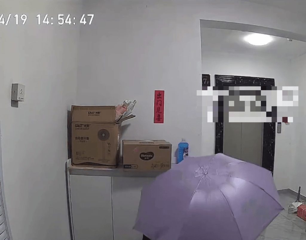 CCTV拍下，山东怪男撑伞偷女鞋的过程。