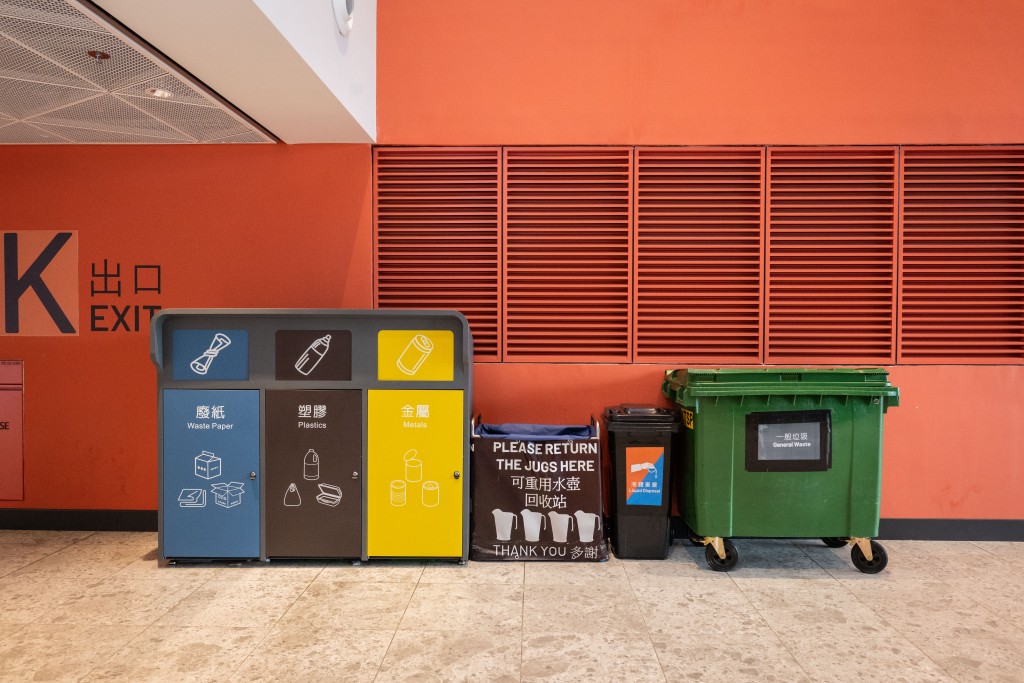 為進一步實踐惜物減廢和資源循環，體育園在主要出入口設置分類回收站。