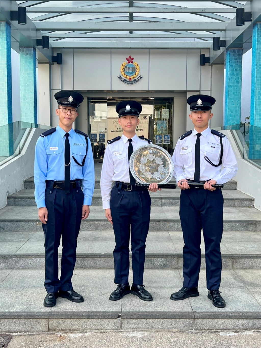 新一期警察学院结业当中3名优秀学员包括学警陈委麟 Valen（左）、见习督察莫竣稀 Justin（中）、见习督察钟坚柱 Tyrone（右）。