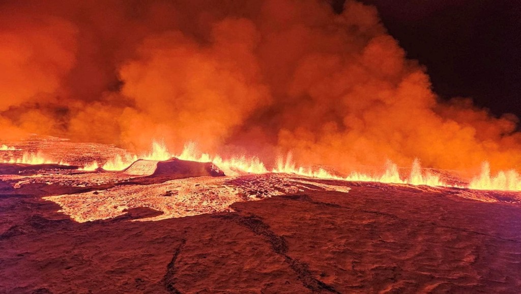 冰岛火山爆发染红夜空。路透社
