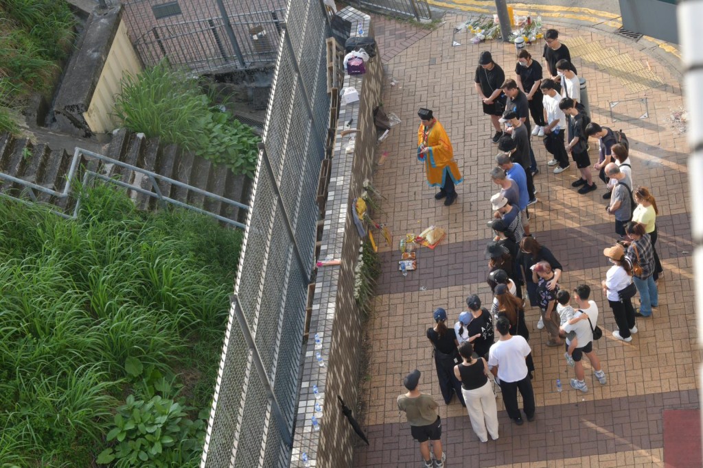 下午時分，有葉婆婆及印傭Siti親友到車禍現場路祭。