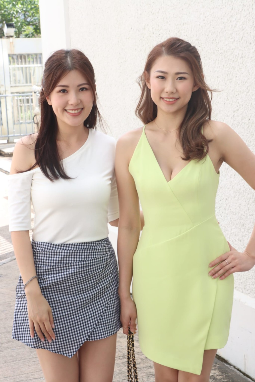 赵璧渝（左）同月再陪妹妹赵颖琪去面试，惜最终未能入选。