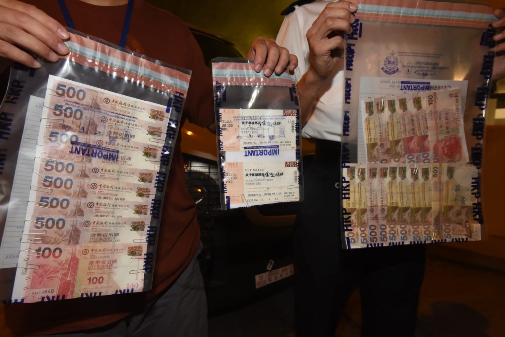 警方搜出6張門票及10500元現金