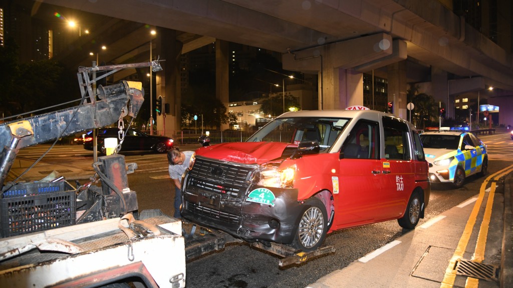 的士車頭損毀。黎志偉攝