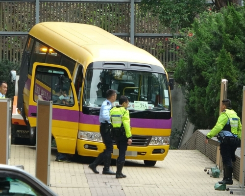 涉事的校巴司機涉嫌危險駕駛引致他人死亡被捕。