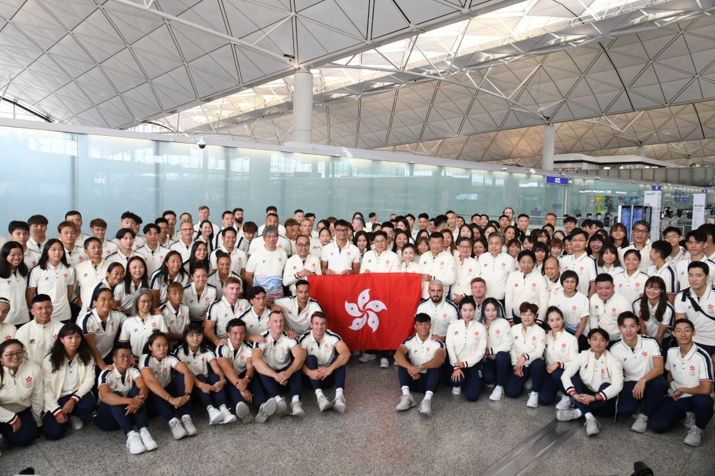 中国香港代表团出发前往杭州。（何健勇摄）