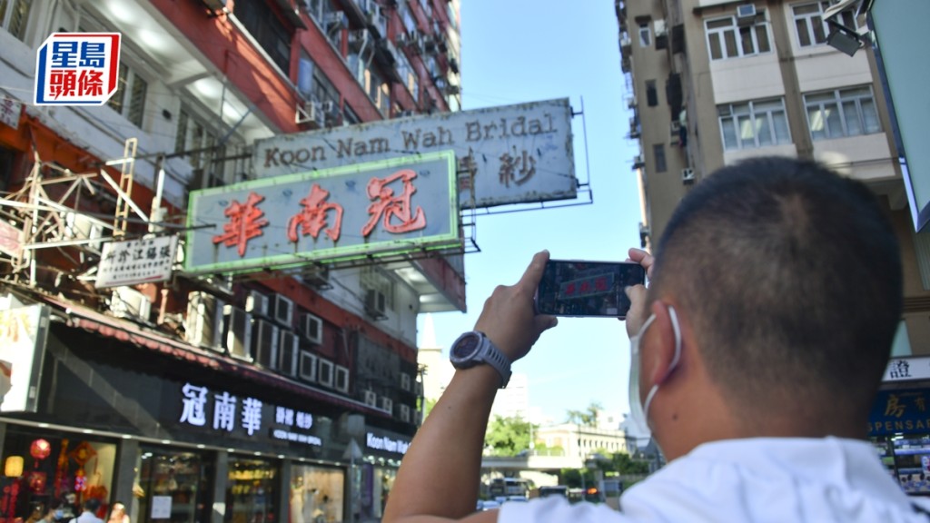 杨润雄认为旅客参观路牌，可深入了解香港独特氛围及历史。资料图片