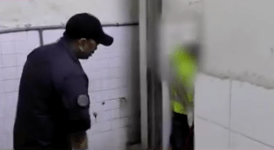 一名違例者被帶往洗公廁。八度空间华语新闻畫面截圖