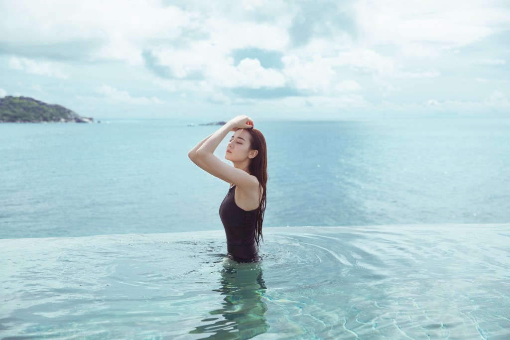 內地女星迪熱麗巴2018年拍攝旅遊節目，罕有以泳裝上陣。
