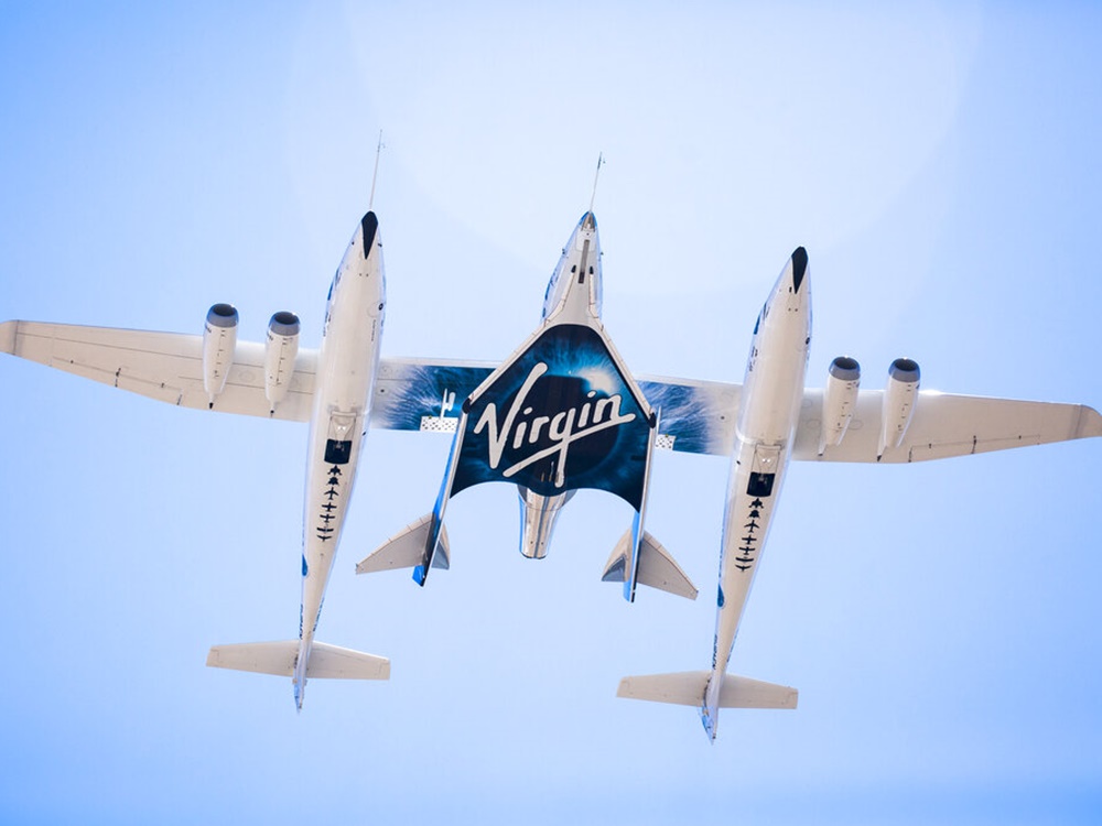 英國億萬富豪布蘭森(Richard Branson)將於今晚本港時間10時半乘搭維珍銀河(Virgin Galactic)的太空船升空。AP資料圖片