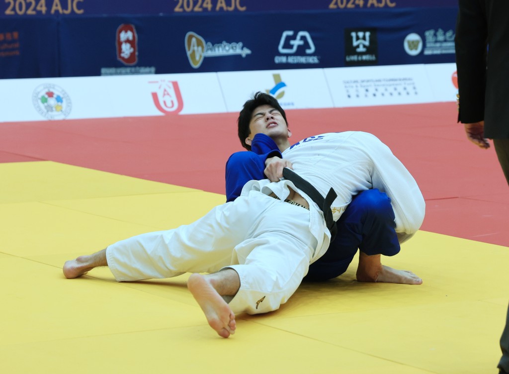 男子81公斤级的李玨颖（蓝衫）首圈对吉尔吉斯选手