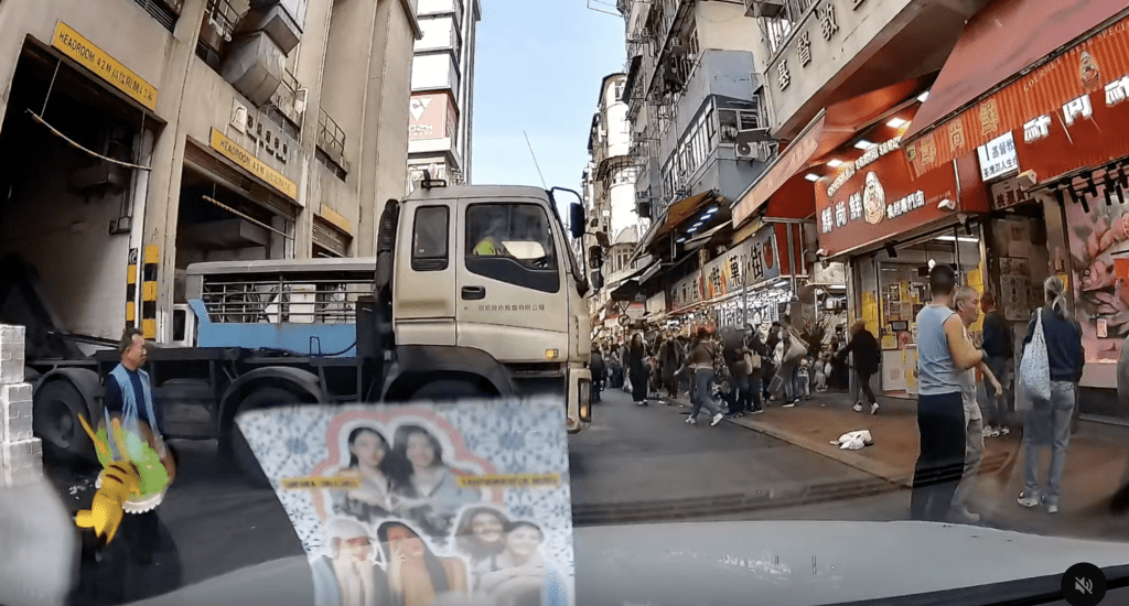 其後，梁男持刀轉身走上行人路，現場多名圍觀市民被嚇至急忙走避。Threads@jokeryeung_