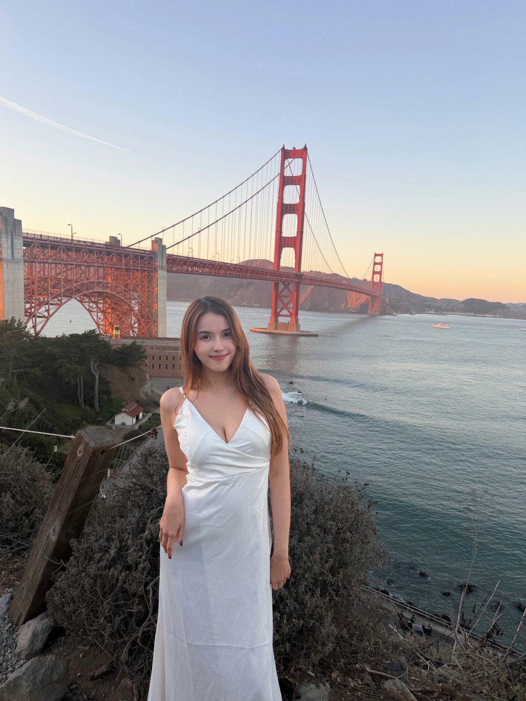 鄧凱文到美國旅行，盡騷性感傲人身材。