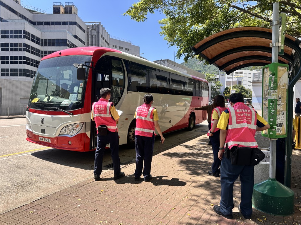 事故期間，港鐵安排接駁巴士。