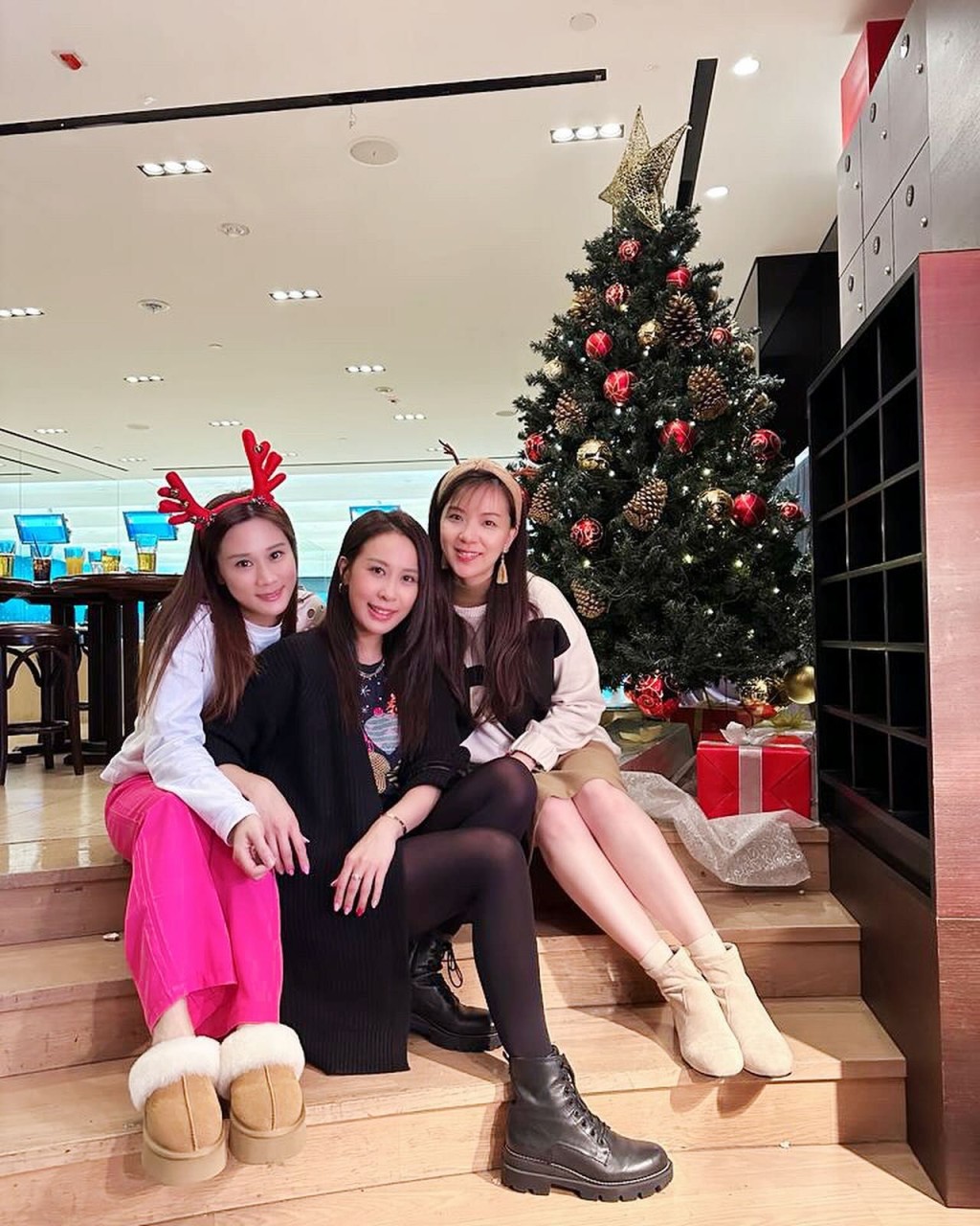 张嘉儿（左）今午（23日）于社交网透露五个Family一起提早过圣诞。