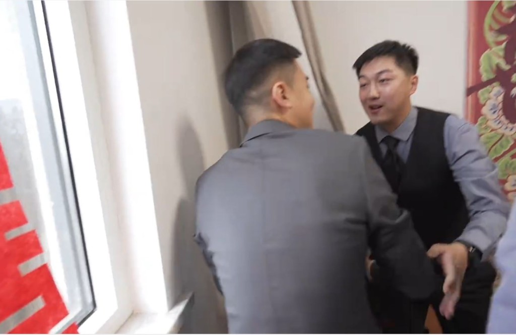 新郎迎親時發覺新娘送他的顯示卡後，開心得險弄錯婚禮流程。抖音@你可以陪我買花嗎